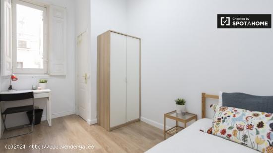 Amplia habitación con escritorio en el departamento compartido, Puerta del Sol - MADRID