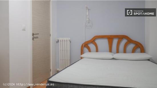 Se alquila habitación en piso de 5 dormitorios en La Elipa - MADRID