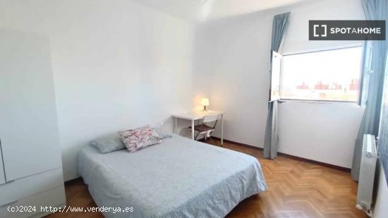 Alquiler de habitaciones en piso de 6 dormitorios en Portazgo - MADRID