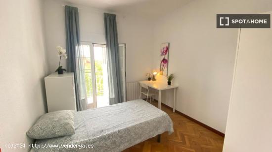 Alquiler de habitaciones en piso de 6 dormitorios en Portazgo - MADRID