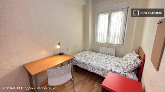 Alquiler de habitaciones en apartamento de 4 dormitorios en Atocha - MADRID