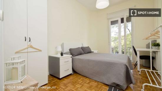 Se alquilan habitaciones en apartamento de 6 dormitorios en Lavapiés - MADRID