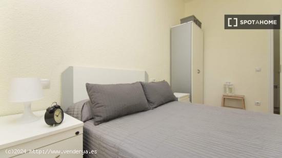 Se alquilan habitaciones en apartamento de 6 dormitorios en Lavapiés - MADRID