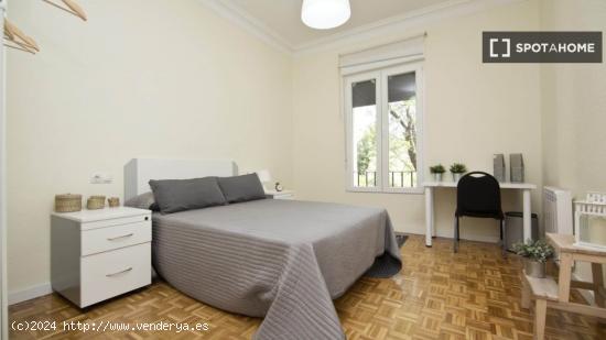 Se alquilan habitaciones en apartamento de 6 dormitorios en Lavapiés - MADRID