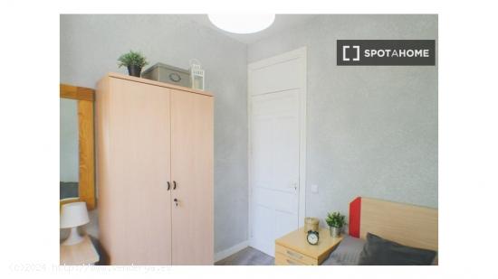 Se alquilan habitaciones en un apartamento de 5 dormitorios en Atocha - MADRID