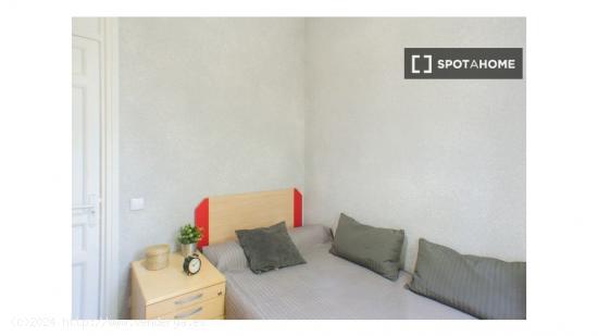 Se alquilan habitaciones en un apartamento de 5 dormitorios en Atocha - MADRID