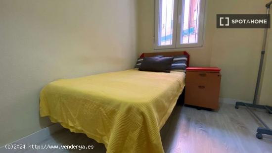 Se alquilan habitaciones en un apartamento de 5 dormitorios en Atocha - MADRID