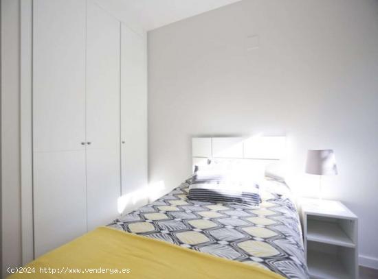  Se alquilan habitaciones en apartamento de 4 dormitorios en Lavapiés - MADRID 