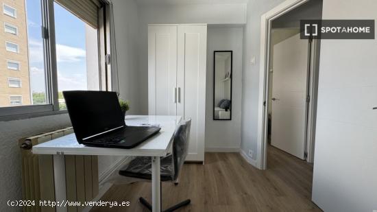 Se alquila habitación en piso de 4 dormitorios en Madrid - MADRID