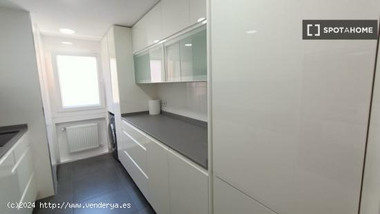 Se alquila habitación en piso compartido en Madrid - MADRID