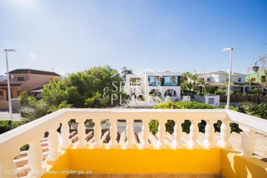 Chalet con cinco dormitorios y piscina frente el mar en Cullera - VALENCIA