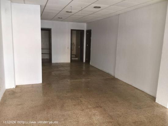 LOCAL COMERCIAL EN VENTA CON SALIDA DE HUMOS - BARCELONA