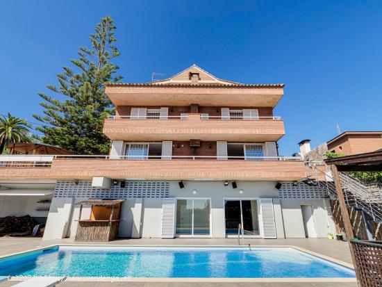  Espectacular casa en Sant Just Desvern con piscina y vistas al mar - BARCELONA 