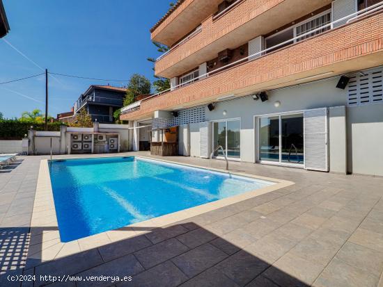 Espectacular casa en Sant Just Desvern con piscina y vistas al mar - BARCELONA