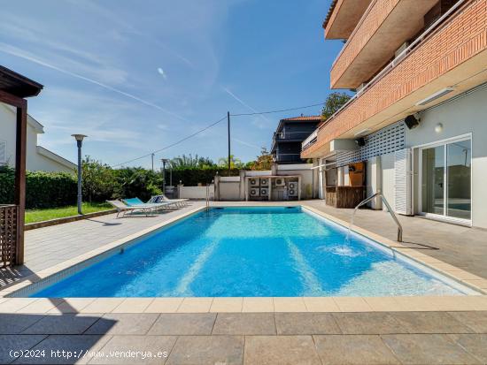 Espectacular casa en Sant Just Desvern con piscina y vistas al mar - BARCELONA