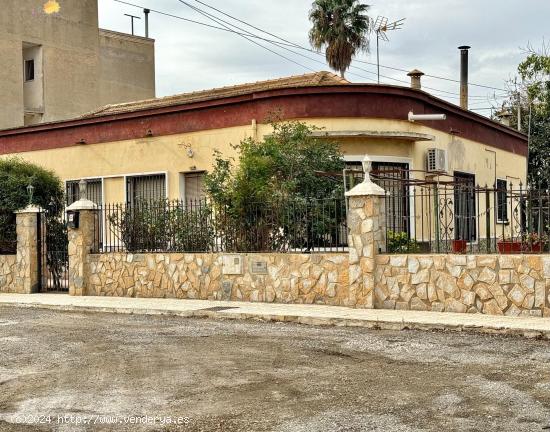 Bellisimo chalet en planta baja y en esquina con gigantesca parcela + 2 plaza de garaje cerradas - A