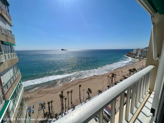 Se vende exclusivo piso de esquina en primera línea de mar en la Plaza Triangular con vistas al mar