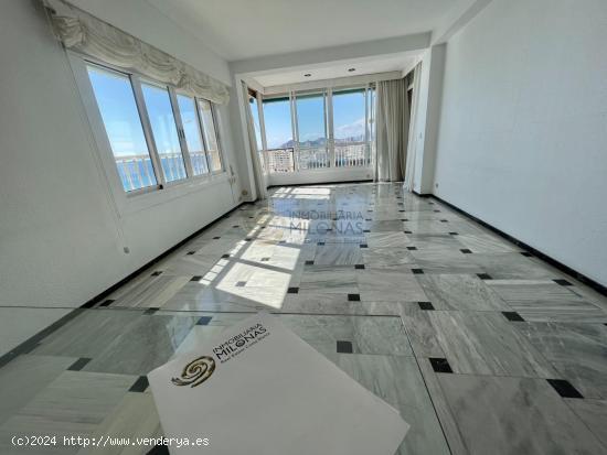 Se vende exclusivo piso de esquina en primera línea de mar en la Plaza Triangular con vistas al mar