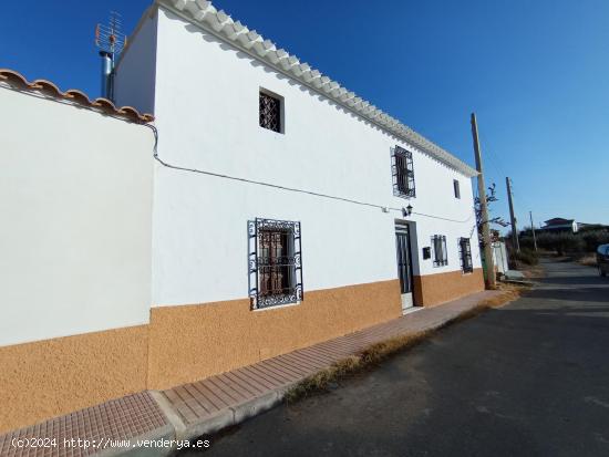  Casa de campo adosada con gran patio en Urcal - ALMERIA 