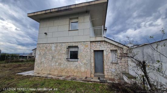 SE VENDE CHALET EN CARRACEDELO - LEON