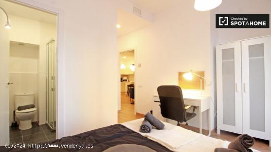 Excelente habitación con ventana con vista a la calle en un apartamento de 3 dormitorios, Poblenou 