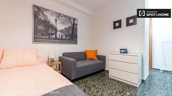 Preciosa habitación con cama doble y baño privado en alquiler en Quatre Carreres - VALENCIA