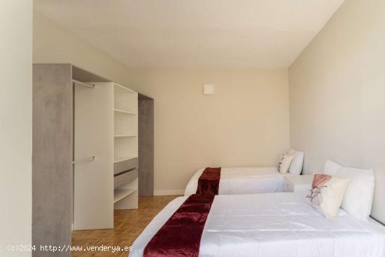  Alquiler de habitaciones en apartamento de 5 dormitorios en Cuatro Caminos - MADRID 