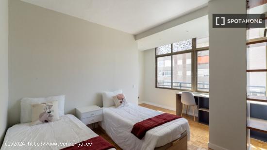 Alquiler de habitaciones en apartamento de 5 dormitorios en Cuatro Caminos - MADRID