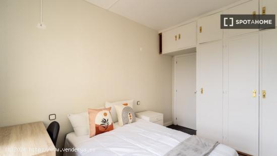 Alquiler de habitaciones en apartamento de 5 dormitorios en Cuatro Caminos - MADRID