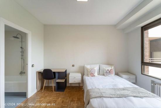  Alquiler de habitaciones en apartamento de 5 dormitorios en Cuatro Caminos - MADRID 