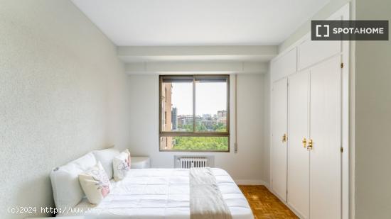 Alquiler de habitaciones en apartamento de 5 dormitorios en Cuatro Caminos - MADRID