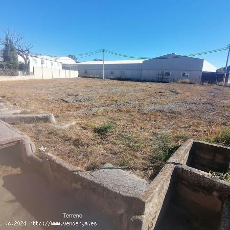 Oportunidad Única Terreno No Urbanizable con Garaje y Amplio Almacén - MURCIA