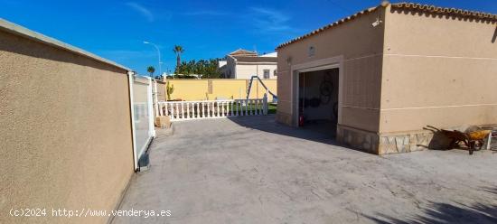 GRAN CHALET DE 5 DORMITORIOS CON CASA DE INVITADOS Y PISCINA PRIVADA - ZONA SAN LUIS, TORREVIEJA - -