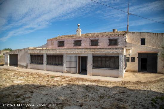 CASA CUEVA + CASA CON TERRENO y PISCINA + BODEGA todo en la misma finca - MURCIA