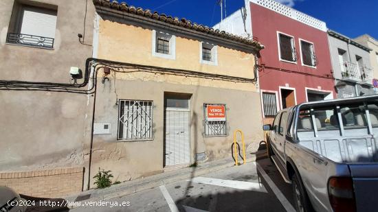 CASA MUY SOLEADA CON FACHADA A DOS CALLES - ALICANTE