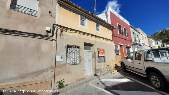 CASA MUY SOLEADA CON FACHADA A DOS CALLES - ALICANTE