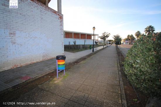 Venta conjunta de tres adosados sin posesión en Valdelacalzada - BADAJOZ