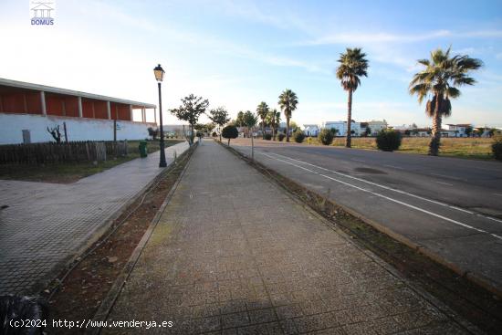 Venta conjunta de tres adosados sin posesión en Valdelacalzada - BADAJOZ