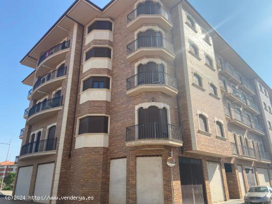 SE VENDE APARTAMENTO, COCINA, SALÓN, 2 HAB., 2 BAÑOS, TRASTERO Y GARAJE - LEON