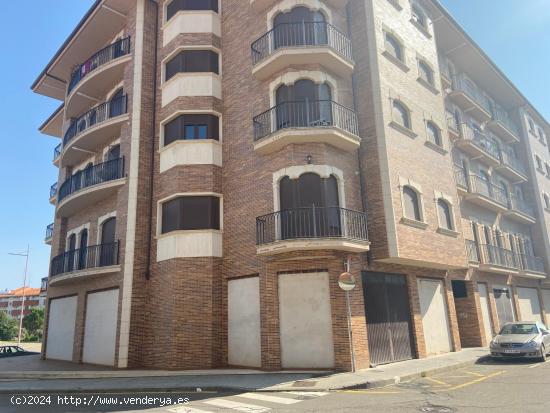 SE VENDE APARTAMENTO, COCINA, SALÓN, 2 HAB., 2 BAÑOS, TRASTERO Y GARAJE - LEON