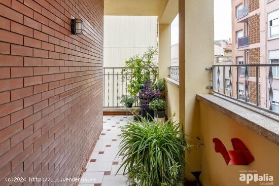 TERRASSA (CEMENTIRI VELL): CASA ESQUINERA CON IMPRESIONANTE TERRAZA - BARCELONA