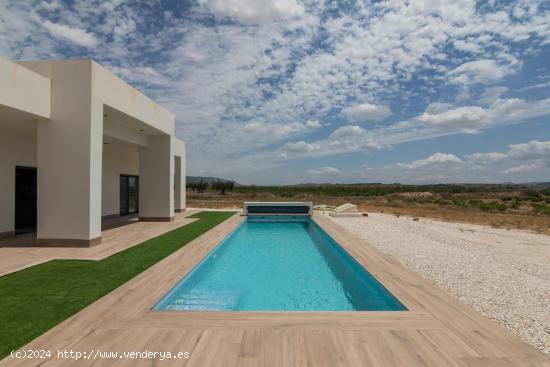 VILLA MODERNA EN UNA SOLA PLANTA DE NUEVA CONSTRUCCIÓN CON PISCINA PRIVADA EN PINOSO - ALICANTE