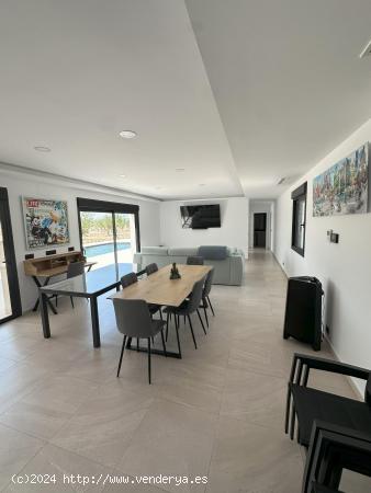 VILLA DE NUEVA CONSTRUCCIÓN EN UNA SOLA PLANTA CON 3 DORM. Y PISCINA PRIVADA EN PINOSO - ALICANTE