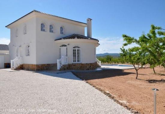 VILLA DE ESTILO MEDITERRANEO DE NUEVA CONSTRUCCIÓN CON 4 DORM. Y PISCINA PRIVADA EN PINOSO - ALICAN