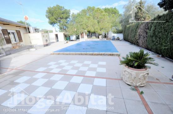 CHALET CON PISCINA, TERRAZA, GARAJE Y BARBACOA - VALENCIA