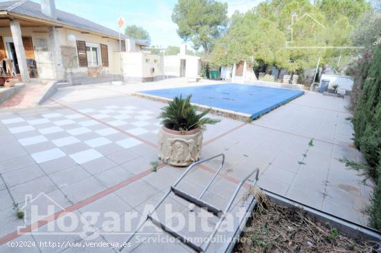 CHALET CON PISCINA, TERRAZA, GARAJE Y BARBACOA - VALENCIA