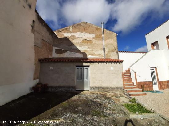 Casa con patio en Torremocha - CACERES