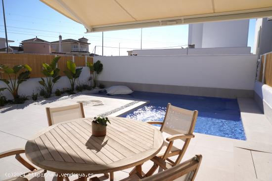 A 900 metros de la playa. Villa estilo Ibiza con 3 dormitorios, 2 baños y piscina privada. - MURCIA