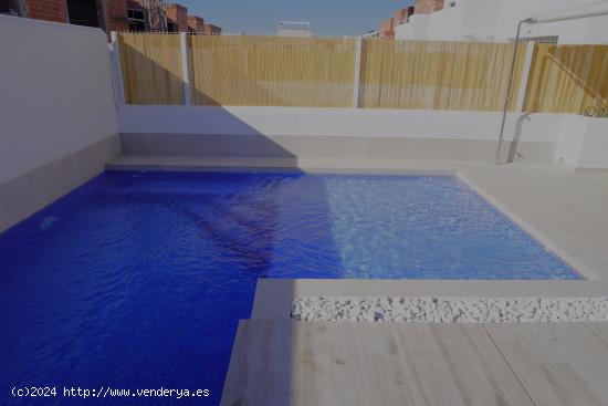 A 900 metros de la playa. Villa estilo Ibiza con 3 dormitorios, 2 baños y piscina privada. - MURCIA