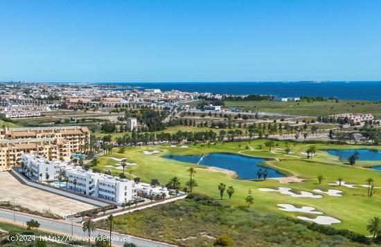 Áticos de 3 dormitorios, 2 baños y vistas al mar ubicados en el campo de golf “La Serena Golf”